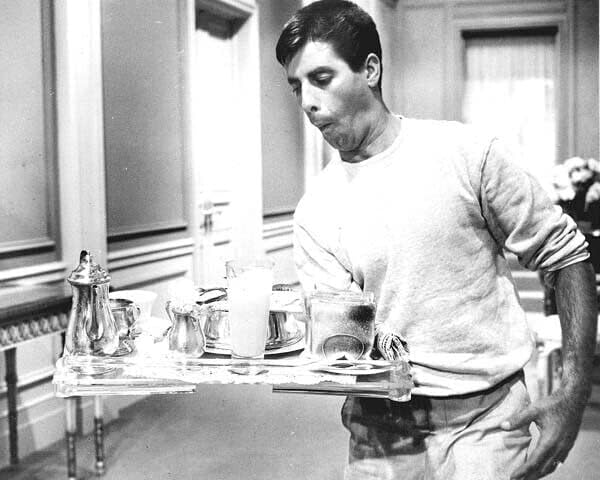 Jerry Lewis, oda servisi sağlayan kahvaltı tepsisini elinde tutuyor Cinderfella 4x6 fotoğraf