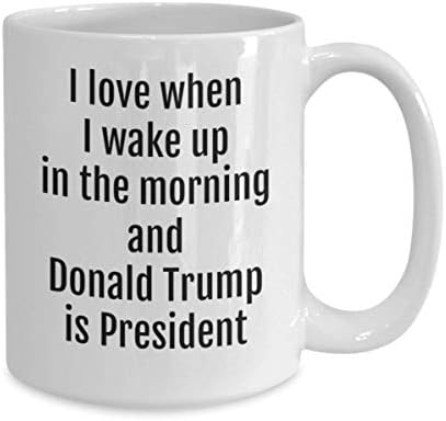 Koz Kupa Sabah Uyandığımda Seviyorum ve Donald Trump Başkan Komik MAGA Cumhuriyetçi 11 veya 15 oz Beyaz Seramik Koz