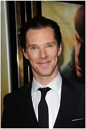 Benedict Cumberbatch, Star Trek'te Karanlığa Film Galasında Smokinli Kocaman Gülümsemeyle 8 x 10 Fotoğraf