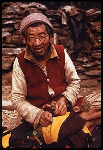 HistoricalFindings Fotoğraf: Bhotia Terzi Yelek Dikiyor, Geyzing Hükümet Çiftliği, Batı Sikkim, Hindistan