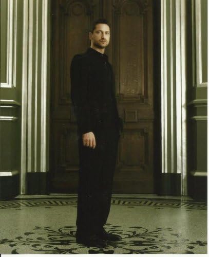 Siyah Takım Elbiseli Kapının Önünde Duran Gerard Butler 8 x 10 Fotoğraf